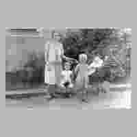 111-0963 Frau Scheffler aus Wehlau mit ihren 3 Kindern Heinz, Ruth und Elli.jpg